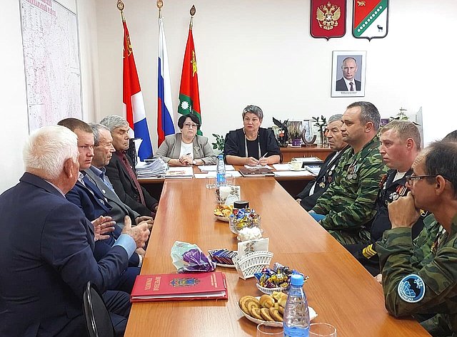 В рамках региональной недели Людмила Талабаева встретилась с ветеранами, обсудила поддержку участников СВО и вручила благодарности активистам