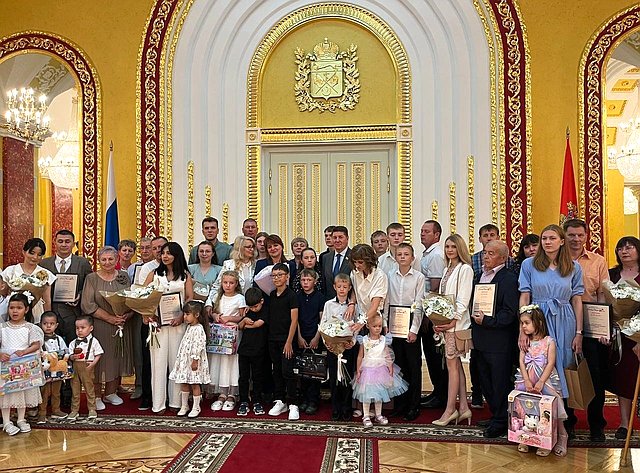 Андрей Шевченко в ходе поездки в регион принял участие в торжественном награждении победителей Всероссийского конкурса «Семья года» в городе Оренбурге