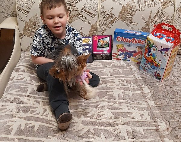 В рамках акции «Елка желаний» Виктор Новожилов передал набор игрушек и сладостей мальчику, проживающему в Архангельской области