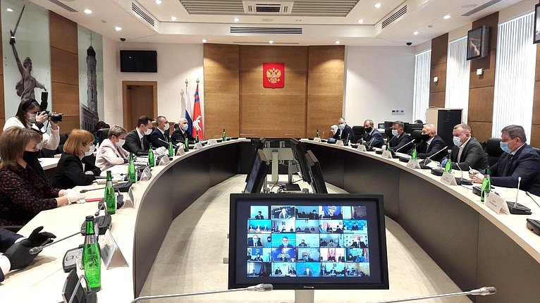 Сергей Горняков провел рабочее совещание с депутатами областной Думы, городских дум, главами муниципальных образований