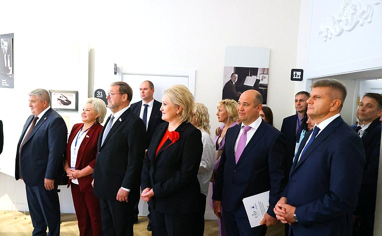 В рамках работы Х Парламентского форума «Историко-культурное наследие России» в Великом Новгороде Валентина Матвиенко посетила детскую общеобразовательную школу имени Г.Р. Державина и Дом музыки имени С.В. Рахманинова