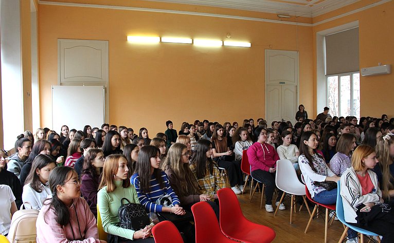 Александр Башкин встретился со студентами Астраханского социально-педагогического колледжа
