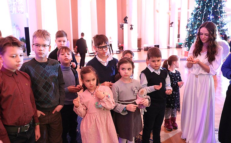 Дети из семей участников специальной военной операции стали гостями праздника «Рождество Христово в Таврическом дворце»