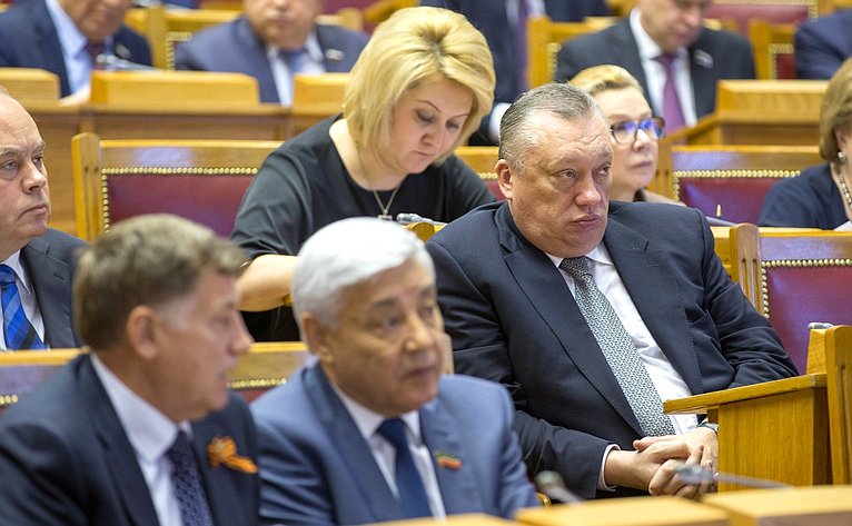 Члены Совета Федерации на пленарном заседании Совета законодателей Российской Федерации