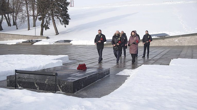 Николай Семисотов посетил Мамаев курган, где возложил цветы в память о погибших в ходе битвы под Сталинградом