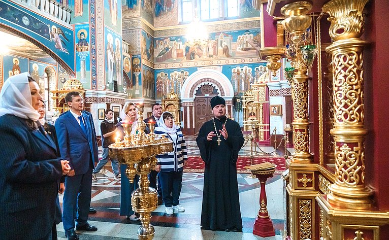 В рамках выездного заседания Комиссии СФ по развитию креативных (творческих) индустрий и народных художественных промыслов в России сенаторы посетили культурно-просветительные и социальные объекты