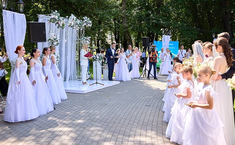 В День семьи, любви и верности во Владимирской области состоялось Всероссийская акция «День рождения семьи», в ходе которой сенаторы поздравили молодожёнов