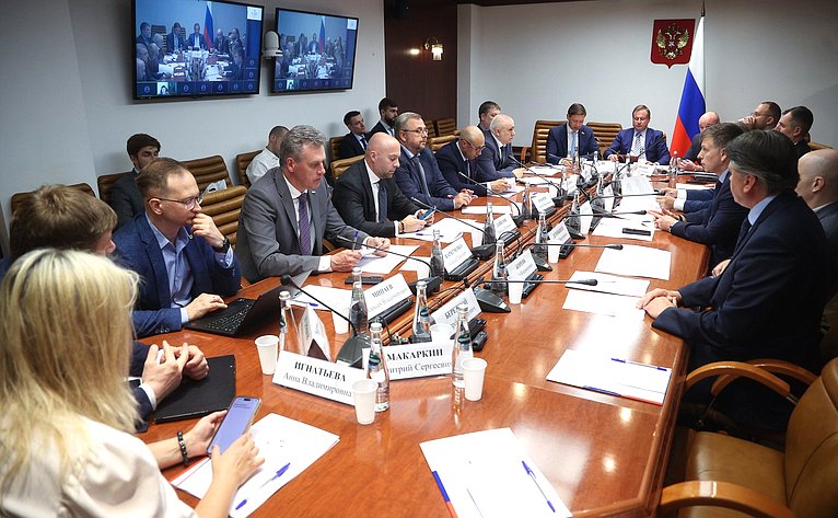 Заседание секции «Цифровая трансформация транспорта» на тему «Обсуждение концепций логистического проекта-международного транспорта БАС-Хаба с применением беспилотных летательных аппаратов между Россией и Китаем»