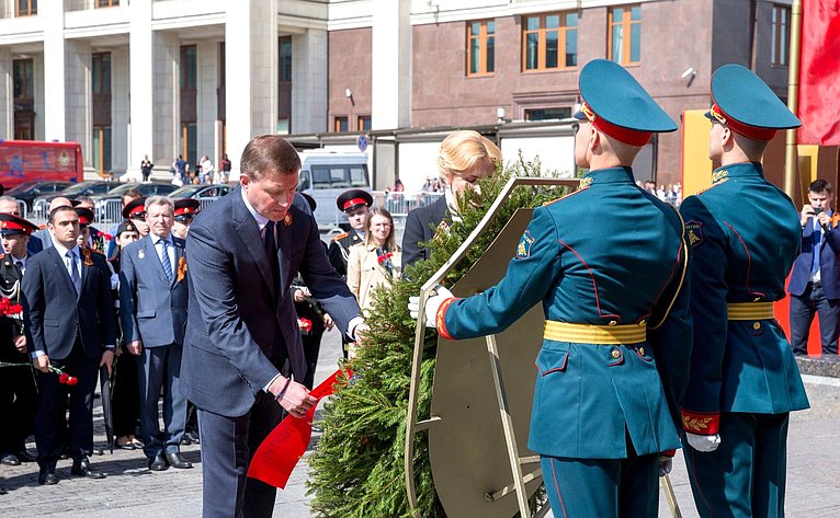 Андрей Турчак принял участие в церемонии возложения венков к могиле Неизвестного Солдата