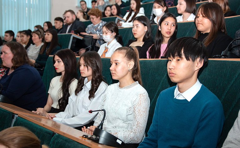 Владимир Полетаев в рамках программы наставничества провел встречу с одиннадцатиклассниками лицеев и Усть-Коксинской школы имени Героя Советского Союза В.И. Харитошкина