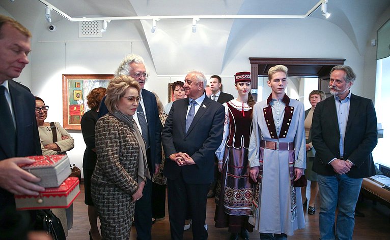 Председатели верхних палат парламентов России и Беларуси В. Матвиенко и М. Мясникович открыли в Могилеве выставку ремесел