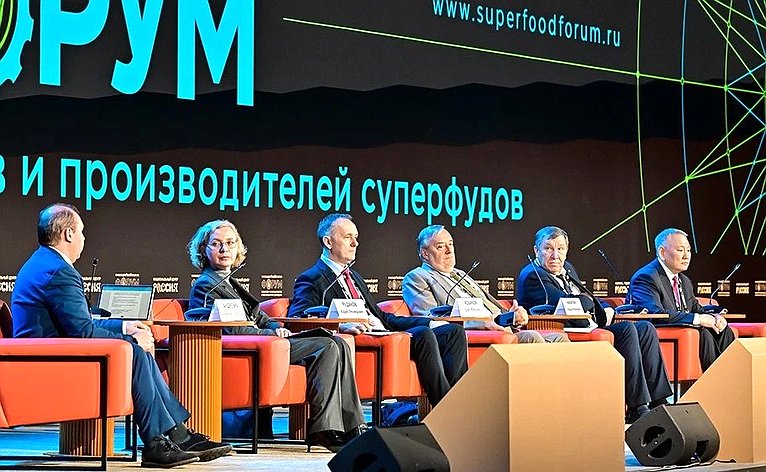 Сахамин Афанасьев принял участие в открытии пленарного заседания II Международного форума переработчиков дикоросов и суперфудов в Национальном центре «Россия»