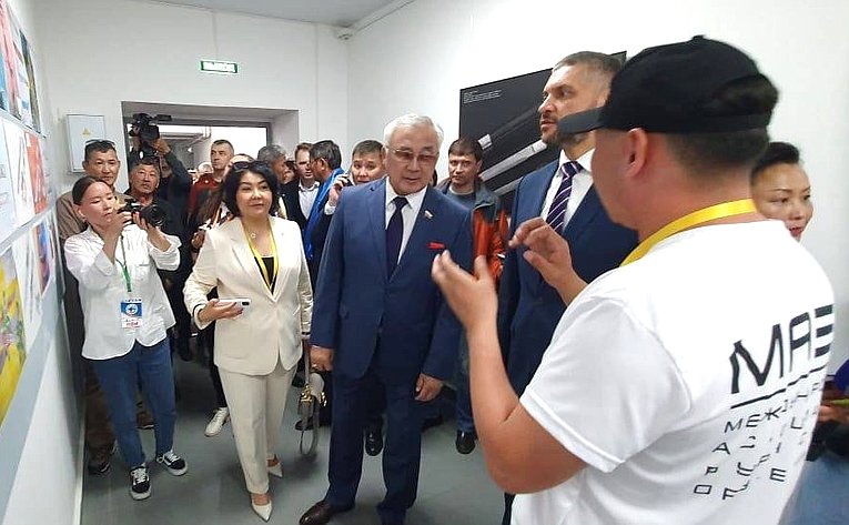 Баир Жамсуев принял участие в открытии галереи Жигжита Баясхаланова