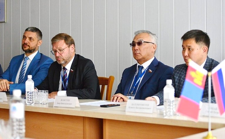 Баир Жамсуев принял участие в рабочей встрече с представительной делегацией Монголии