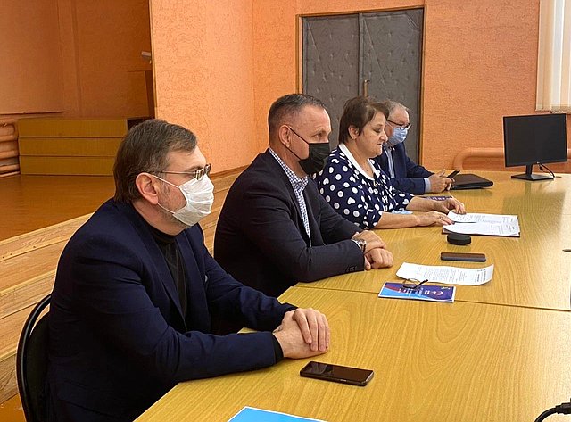 В Александрово-Гайском районе сенатор Олег Алексеев принял участие в заседании Муниципального собрания