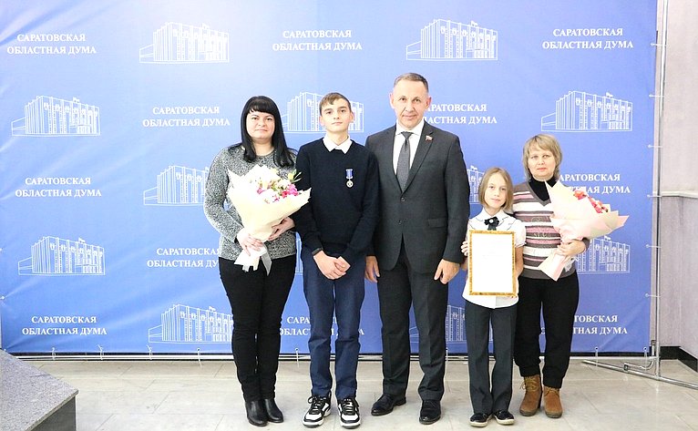 Олег Алексеев в ходе поездки в регион принял участие в торжественном награждении школьников, совершивших геройский поступок