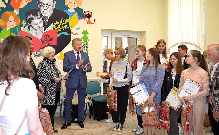 Сергей Лукин посетил детскую библиотеку им. С. Маршака в Воронеже