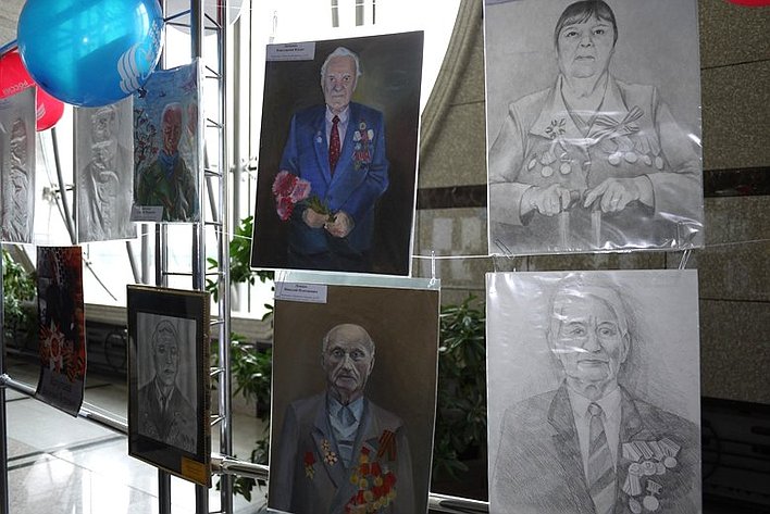 В преддверии празднования 70-летия со Дня Победы в Амурской области открыли творческую выставку художественных работ юных амурчан, которые нарисовали портреты участников боевых действий