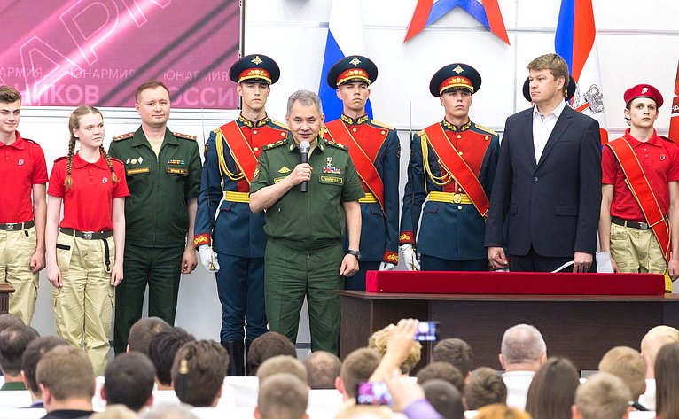 Ю. Воробьев посетил первый слет всероссийского военно-патриотического движения Юнармия