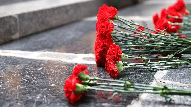 Возложение венков и цветов к мемориальному комплексу на Мамаевом кургане