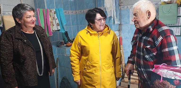 В рамках региональной недели Людмила Талабаева встретилась с ветеранами, обсудила поддержку участников СВО и вручила благодарности активистам