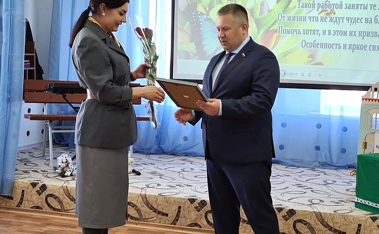 Денис Гусев поздравил работников социальной сферы Ненецкого АО с профессиональным праздником
