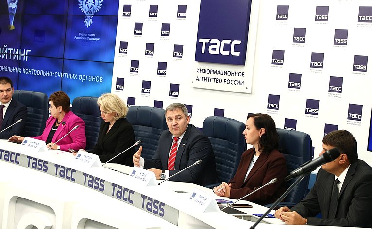 В пресс-центре ТАСС первый заместитель председателя Комитета СФ по бюджету и финансовым рынкам Сергей Рябухин принял участие в пресс-конференции, посвященной пилотному рейтингу деятельности контрольно-счетных палат субъектов РФ