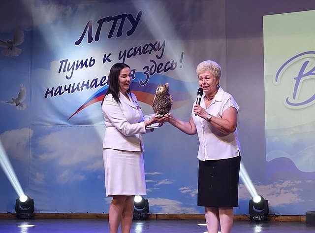 Ольга Бас вручила красные дипломы выпускникам ЛГПУ