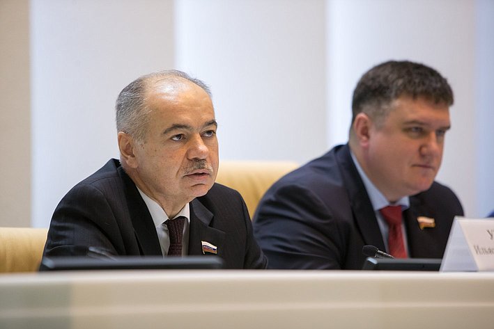 И. Умаханов и А. Борисов Заседание Палаты молодых законодателей