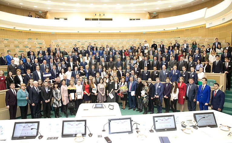 Участники заседания Всероссийского молодежного законотворческого форума