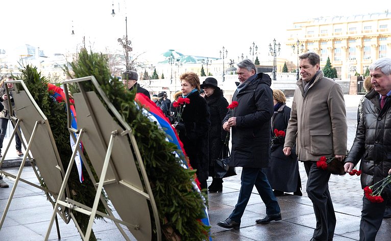 Сенаторы приняли участие в церемонии возложения венков к памятнику Георгию Жукову