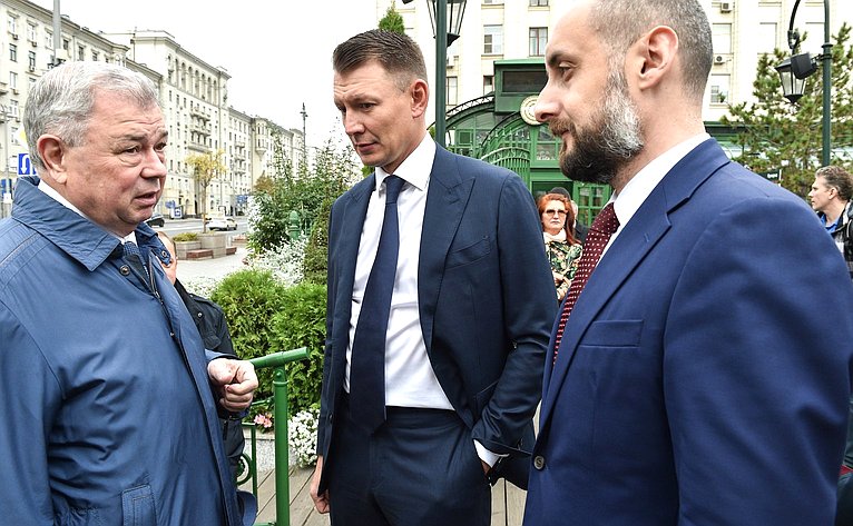 В рамках Конференции по вопросам развития малого предпринимательства, фермерства и локальных производителей «Малому бизнесу — большую полку!» сенаторы РФ осмотрели ярмарку-дегустацию фермерской продукции участников пилотных проектов