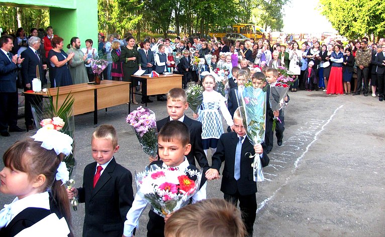 Юрий Волков принял участие в торжественной линейке, которая состоялась в Ульяновской средней школе Калужской области
