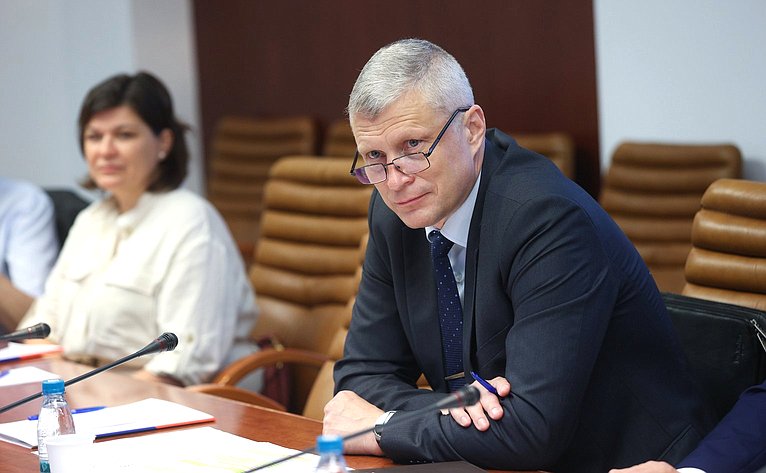 Совещание «О положении дел в Европейском союзе в контексте его милитаризации. Влияние милитаризации ведущих мировых держав на соотношение сил в мире»