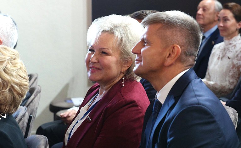 В рамках работы Х Парламентского форума «Историко-культурное наследие России» в Великом Новгороде Валентина Матвиенко посетила детскую общеобразовательную школу имени Г.Р. Державина и Дом музыки имени С.В. Рахманинова