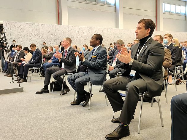 Эдуард Исаков посетил в столице Югры IV Международный молодежный научно-практический форум «Нефтяная столица»