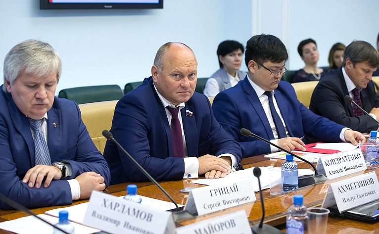 Владимир Харламов провел заседание рабочей группы СФ по совершенствованию законодательства в области развития потребительской кооперации