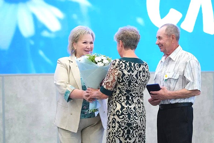Елена Писарева вручила медаль «За любовь и верность» семейной паре из Великого Новгорода