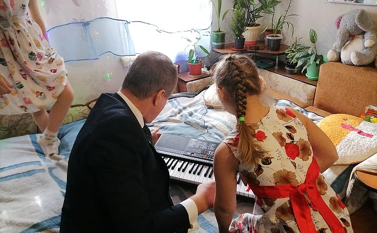 Александр Башкин исполнил новогодние желания юной астраханки и подростка из Донецкой Народной республики