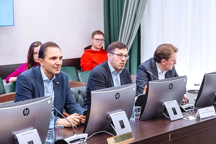 Андрей Хапочкин принял участие в открытии весенней сессии регионального парламента