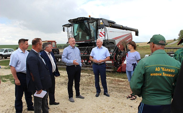 Сергей Горняков посетил предприятие агропромышленного комплекса региона, расположенное в Нехаевском районе области