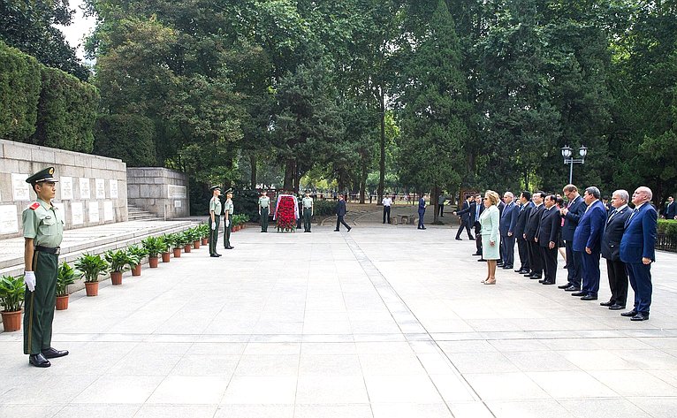 Делегация Совета Федерации возложила венок к памятнику советским летчикам-добровольцам в парке «Освобождение»