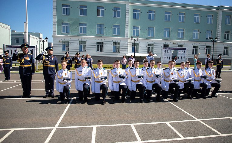 Александр Ракитин во время рабочей поездки в регион принял участие в торжественных мероприятиях, посвященных первому выпуску кадет в Петрозаводском Президентском кадетском училище