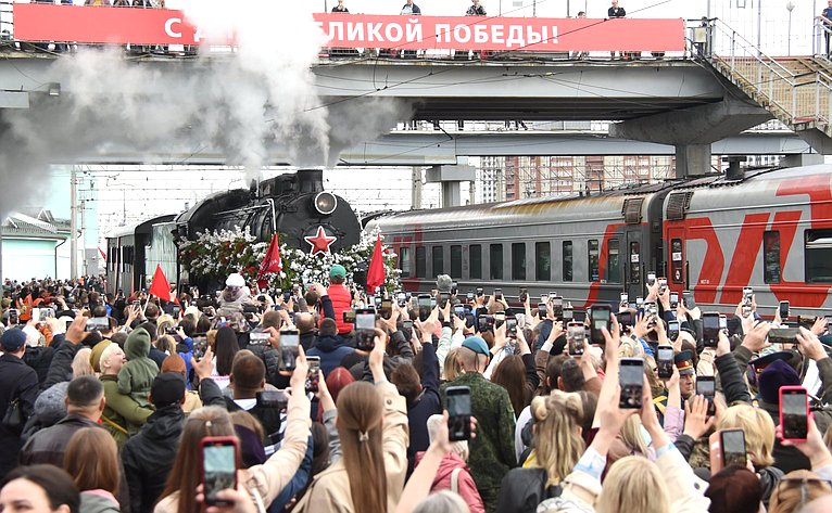 Александр Карелин принял участие в торжественной встрече ретро-поезда «Эшелон Победы» в Новосибирске