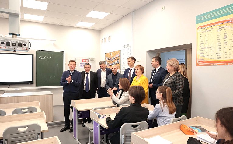 Андрей Турчак посетил в Нижегородской области школу, построенную в рамках президентской программы