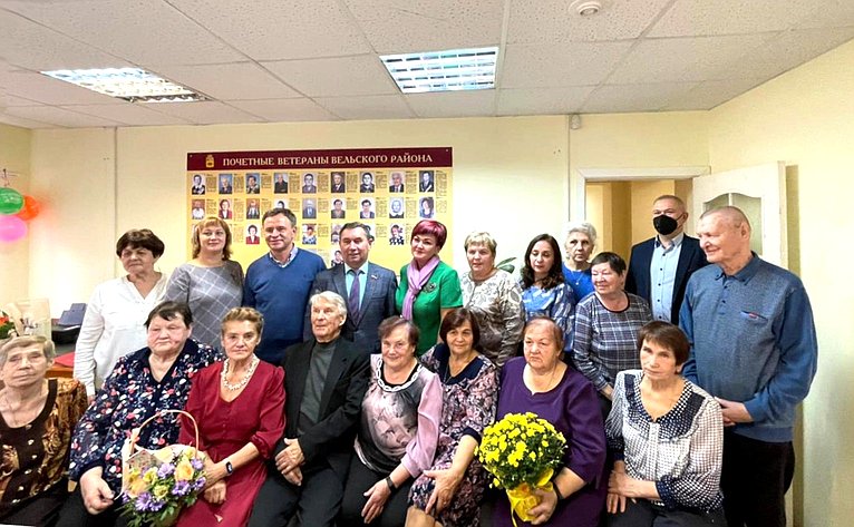Виктор Новожилов поздравил ветеранов Вельского района с Международным днем пожилых людей
