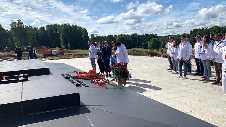 В Хатыни проходит реконструкция мемориального комплекса силами белорусских студенческих отрядов