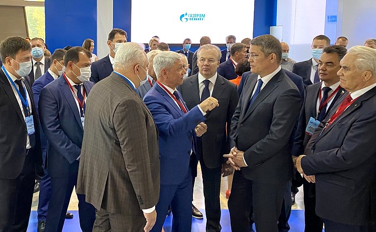 Ирек Ялалов принял участие в Российском нефтегазохимическом форуме и 28-й специализированной выставке «Газ. Нефть. Технологии»
