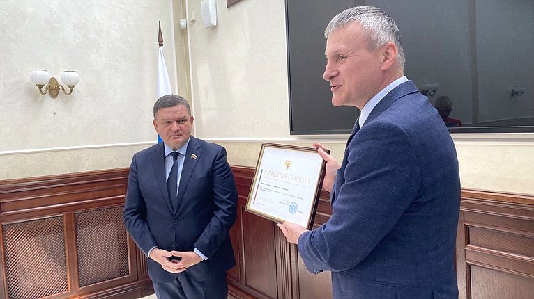 Сергей Перминов вручил неравнодушным землякам-ленинградцам награды Совета Федерации