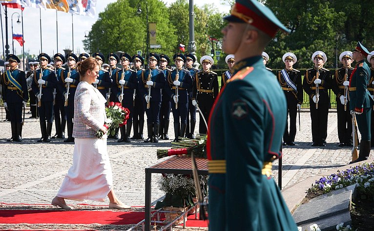 Возложение цветов к памятнику Петру I на Сенатской площади